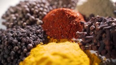 Kokulu, aromatik, doğal ve sağlığa iyi gelen baharatlar masada birbirinden ayrı olarak yatar..