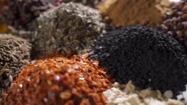 Beyaz arka planda farklı baharatlar ve aromatik otlar serpiştirilmiş..
