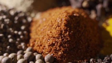 Baharatlar. Tahta masadaki çeşitli Hint baharatları. Çeşitli çeşniler, baharatlar. Yemek malzemeleri, lezzet.