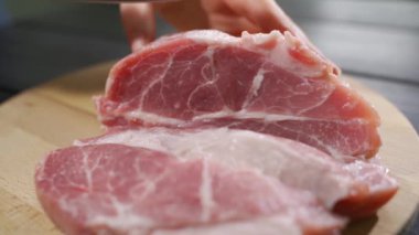 Şef ağır çekimde bıçakla çiğ et keser.