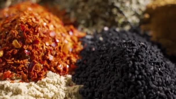 Kryddor. Olika indiska kryddor på träbord. Sortiment av säsonger, kryddor. Matlagningsingredienser, smak. — Stockvideo