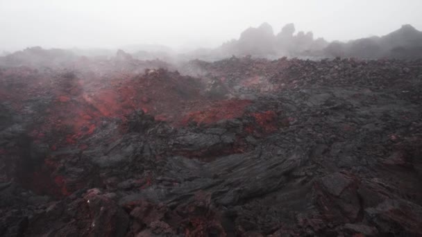 Uap keluar dari celah-celah lapisan lava vulkanik. Tolbachik volcano, Kamchatka, Russia — Stok Video