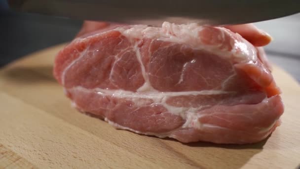 Le chef coupe la viande crue avec le couteau au ralenti — Video