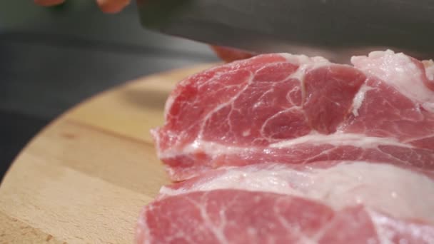 나무 도마에서 고기를 자르는 주방장 — 비디오