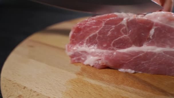 Főzés nélküli hús: nyers, friss marhahúsos borda és filé fokhagymával és zölddel főzve — Stock videók
