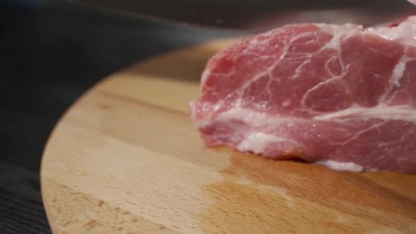 나무 도마에서 고기를 자르는 주방장 — 비디오