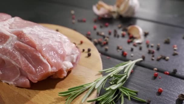 Steak de boeuf cru sur une table en bois sombre — Video