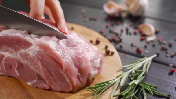 El chef corta carne cruda con el cuchillo en cámara lenta — Vídeos de Stock