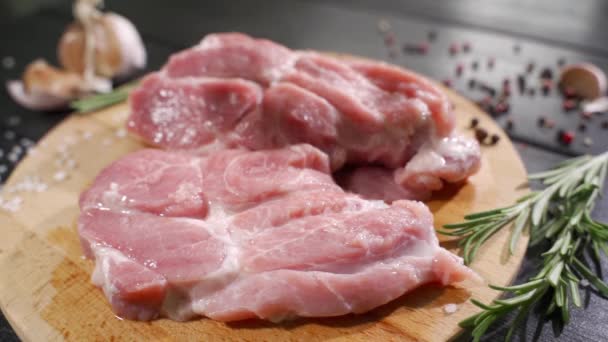 Close up vista lateral de fatias cruas de carne de bife fresco com sal caindo sobre ele. — Vídeo de Stock