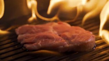 Kızartma tavasında kızarmış et.