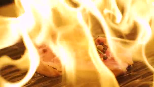 Super rallentatore filmato di gettare hamburger di carne di manzo fresco e pepe sulla padella accesa — Video Stock