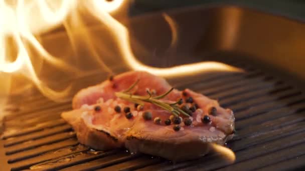 Vista de cerca de la jugosa rebanada de carne cocida con llamas. bbq quemar receta original del plato — Vídeos de Stock