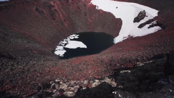 El impresionante cráter del volcán. Caldera del volcán Cherpuk en Kamchatka, Extremo Oriente de Rusia. — Vídeo de stock