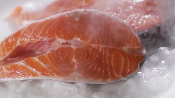 Großaufnahme einer Scheibe roter Fische auf Eis auf dem Fischmarkt — Stockvideo