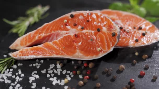 Macro di bistecche di salmone con sale e pepe — Video Stock