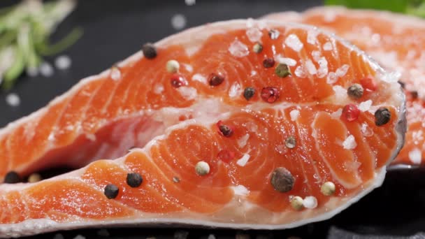 Chef preparando um delicioso prato de salmão — Vídeo de Stock