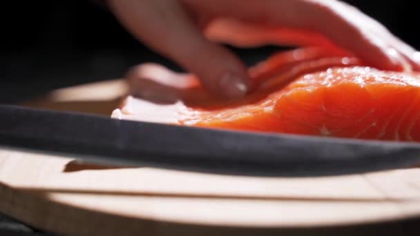 Le cuisinier coupe le filet de saumon — Video