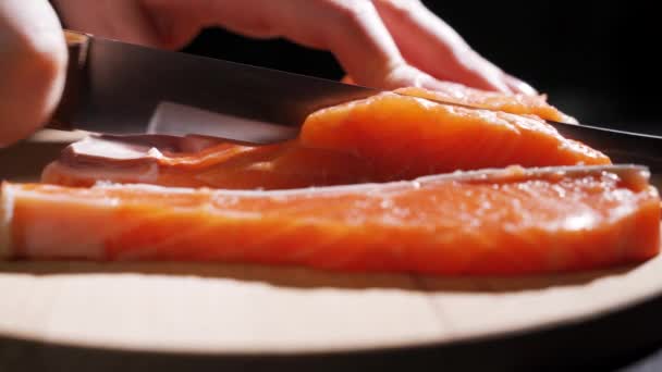 鮭の切り身を切る — ストック動画