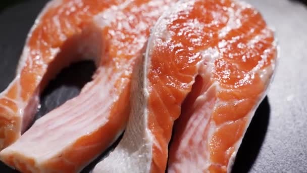 Łosoś. Surowy pstrąg Red Fish Steak obracany na łupkach. — Wideo stockowe