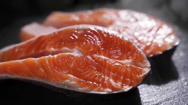 Verse zalm ligt in de koelkast — Stockvideo