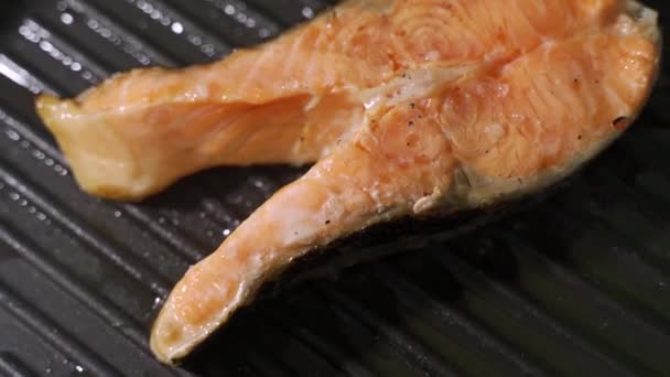 Fêmea cozinhar tempero bifes de salmão pimenta preta na grelha. — Vídeo de Stock