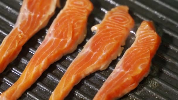 Vis koken recept. Frituren van zalm of forel op gegrilde pan — Stockvideo