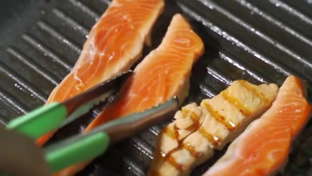 Chef preparando um delicioso prato de salmão — Vídeo de Stock