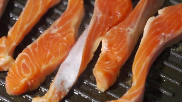 Zelfgemaakt vismeel. Frituren van zalm of forel op gegrilde pan. — Stockvideo