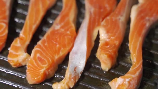 Asar filete de salmón a la parrilla para fumar. Cerrar el filete de salmón asando en la parrilla de carbón. — Vídeo de stock