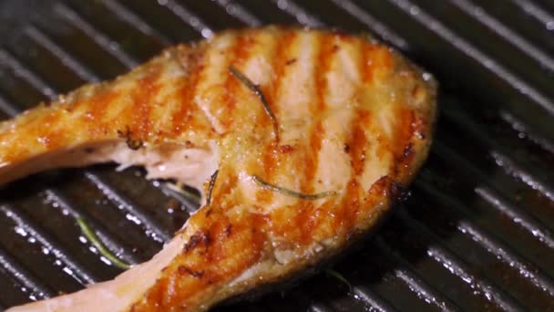 Salmão frito. Cozinhar salmão em uma panela. — Vídeo de Stock