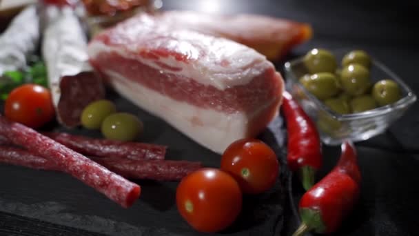 여러 가지 고기로 아름답게 장식된 접시들 이다. 양념 과 채소 로장식되어 있다 — 비디오