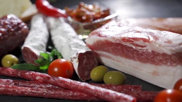 Свіжі та пристойні закуски для м'яса антипасто — стокове відео