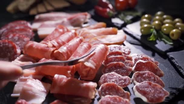Surtido de diferentes tipos de salchichas españolas — Vídeo de stock