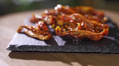 Zeytinyağlı kurutulmuş domates. Pizza yapmak için gerekli malzemeler.