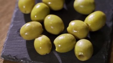 Yeşil zeytinli, turşulu, kameranın önünde döndür