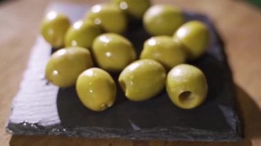 Yeşil zeytinli, turşulu, kameranın önünde döndür