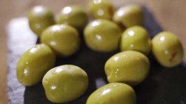 Yeşil zeytinli, turşulu, kameranın önünde döndür