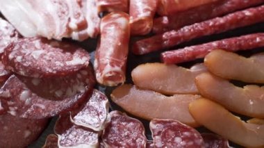 Tabakta farklı türde kuru sosis var.