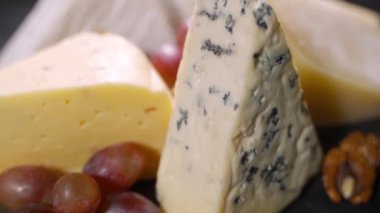 Masada fındıklı ve kurutulmuş meyveli peynirler. Döndürme videosu