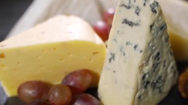 Masada fındıklı ve meyveli peynirler var. Döndürme videosu