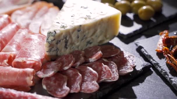Video van Italiaanse vleesplaat - gesneden prosciutto, worst en kaas — Stockvideo