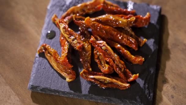 Tomates séchées à l'huile d'olive. Ingrédients pour la fabrication de pizza. — Video