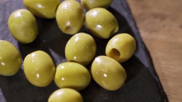 Zöld olívabogyó, pácolt, forgatni a kamera előtt — Stock videók