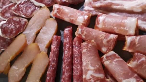 Різні види сухих ковбас на тарілці — стокове відео
