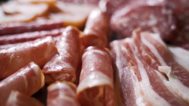 Salami i kiełbasa chorizo z bliska na kamiennej tablicy — Wideo stockowe