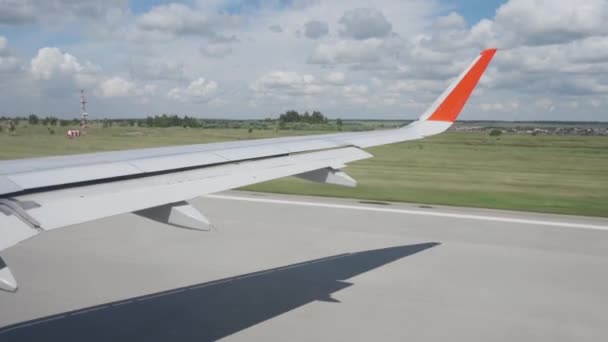 Havaalanı pistine inen uçağın görüntüsü. Yolcu uçağı uluslararası havaalanına indikten sonra iniş yapıyor.. — Stok video