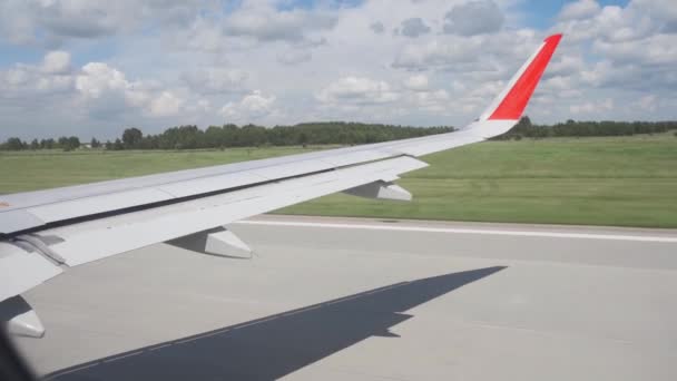 Kilátás repülőgépről a repülőtéri kifutópályán. A nemzetközi repülőtéren történő repülés után kifutópályán leszálló utasszállító légi járművek. — Stock videók