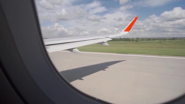 飛行機の白い翼が離陸する。空気中の地面から行く航空機. — ストック動画
