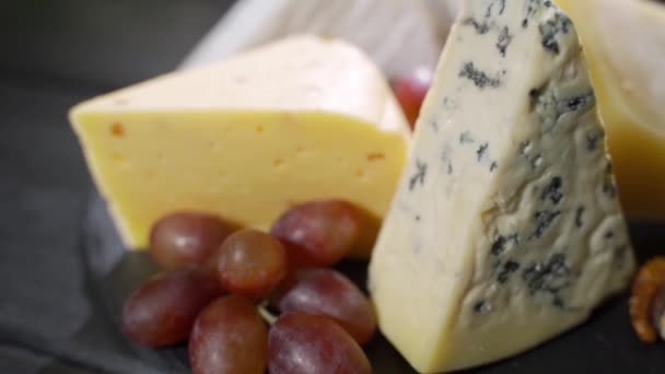 Prato de queijo close-up com várias variedades de frutas e mel de queijo — Vídeo de Stock