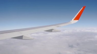 Gökyüzünün güzel manzarası ve uçak penceresinden bulutlar.